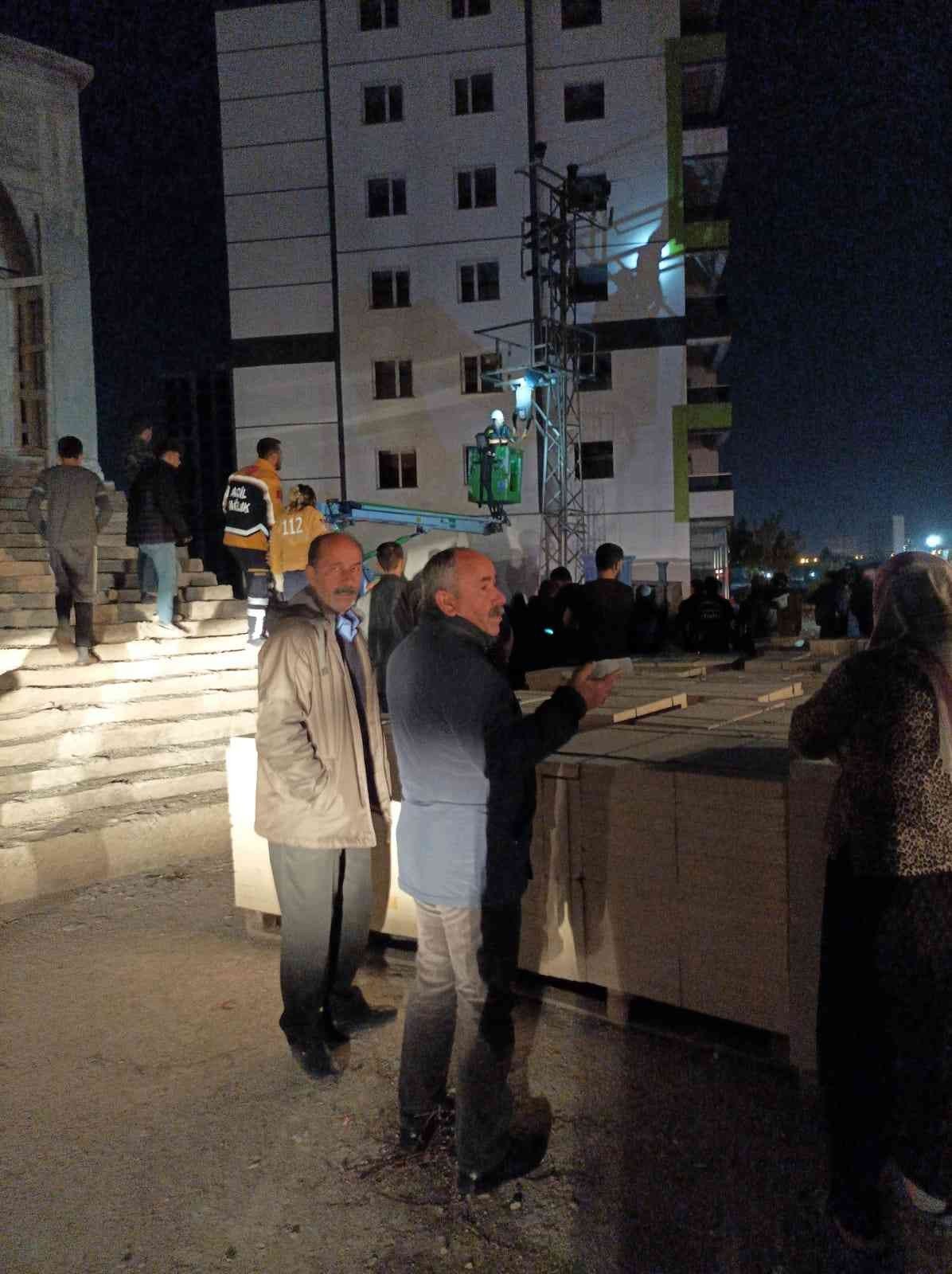 Diyarbakır’da elektrik direğine çıkan genç hayatını kaybetti