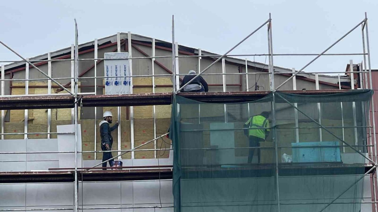 Depremde hasar gören adliye binasında çalışmalar sürüyor