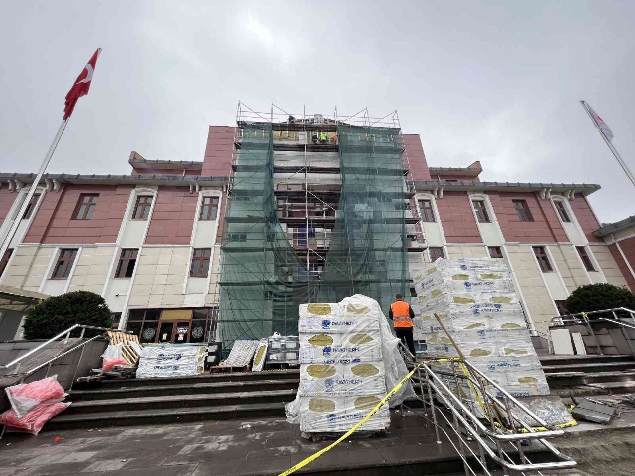 Depremde hasar gören adliye binasında çalışmalar sürüyor