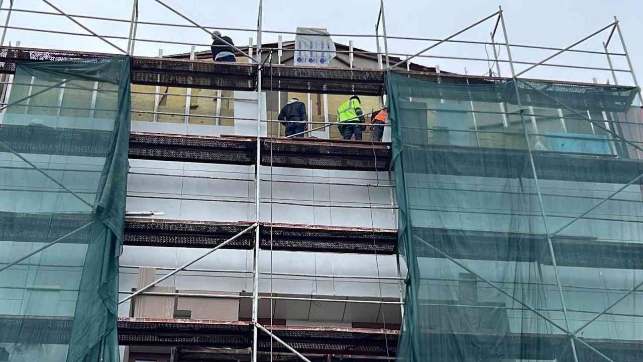 Depremde hasar gören adliye binasında çalışmalar sürüyor