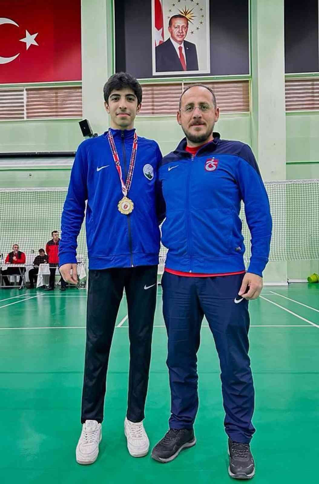 Osmangazili badmintoncudan altın madalya