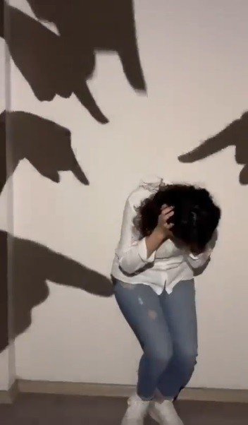 Kadına şiddet videosu çeken genç kız kardeşi tarafından öldürüldü