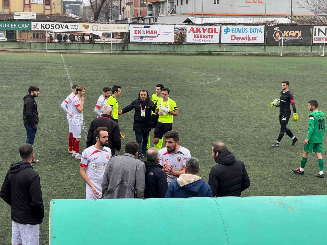 Sakatlanan hakem elinde bandajla maçı yönetti