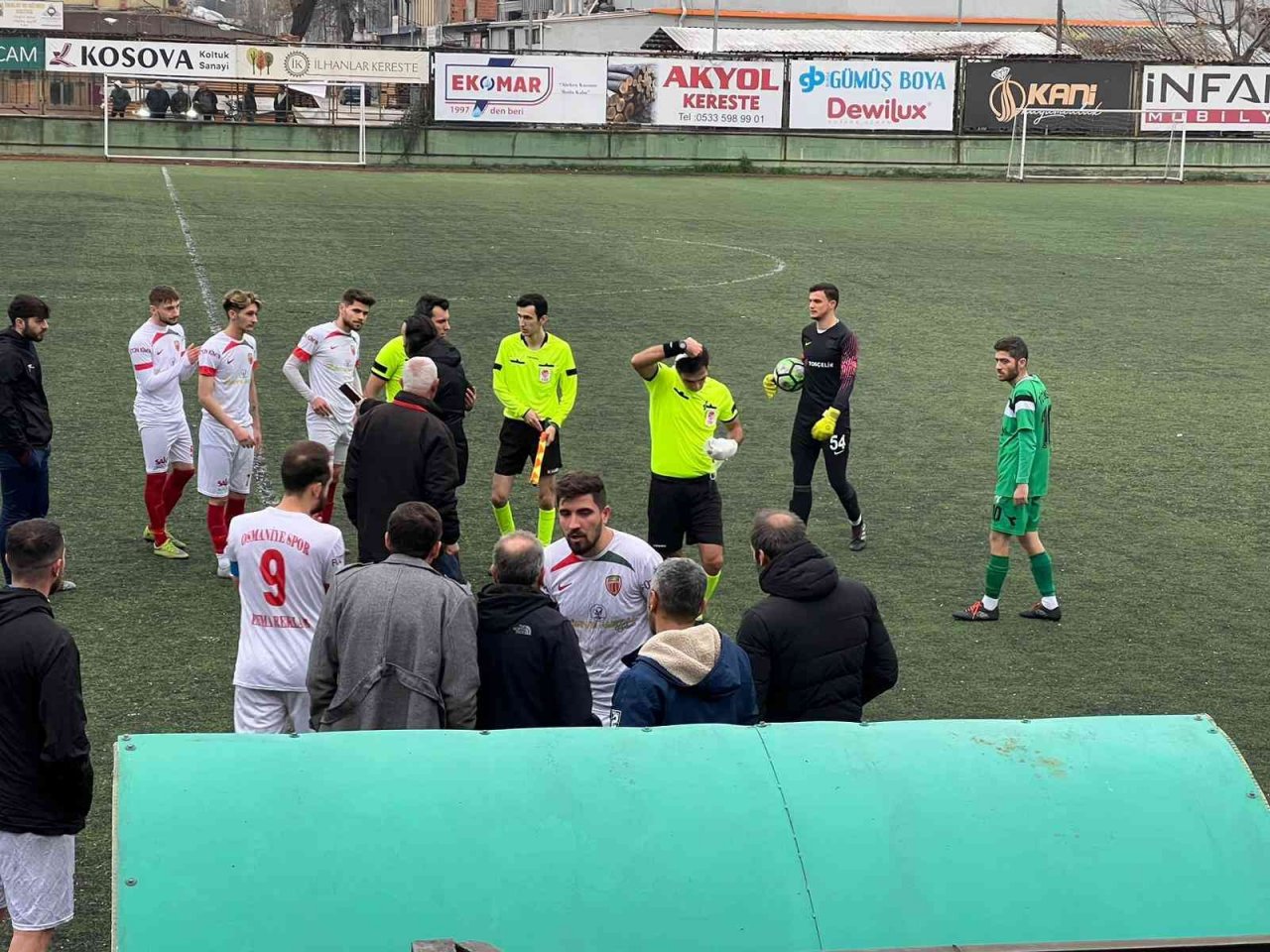Sakatlanan hakem elinde bandajla maçı yönetti