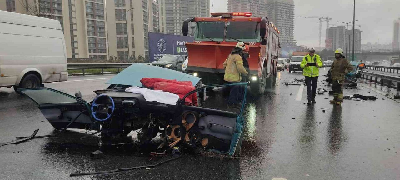 TEM Otoyolu’nda kaza yapan otomobil ikiye bölündü: 2 yaralı