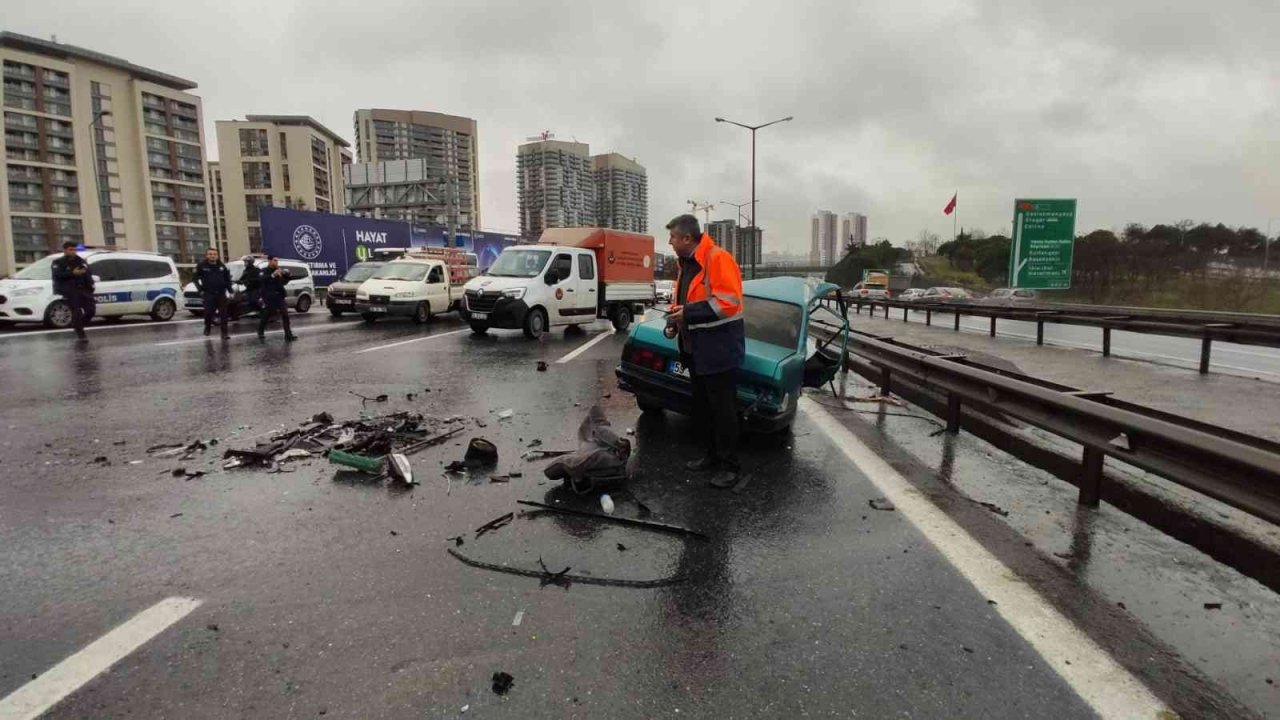 TEM Otoyolu’nda kaza yapan otomobil ikiye bölündü: 2 yaralı