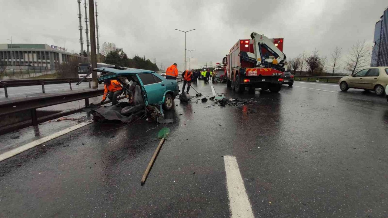 TEM Otoyolu’nda kaza yapan otomobil ikiye bölündü: 2 yaralı