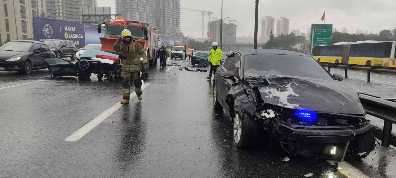 TEM Otoyolu’nda kaza yapan otomobil ikiye bölündü: 2 yaralı