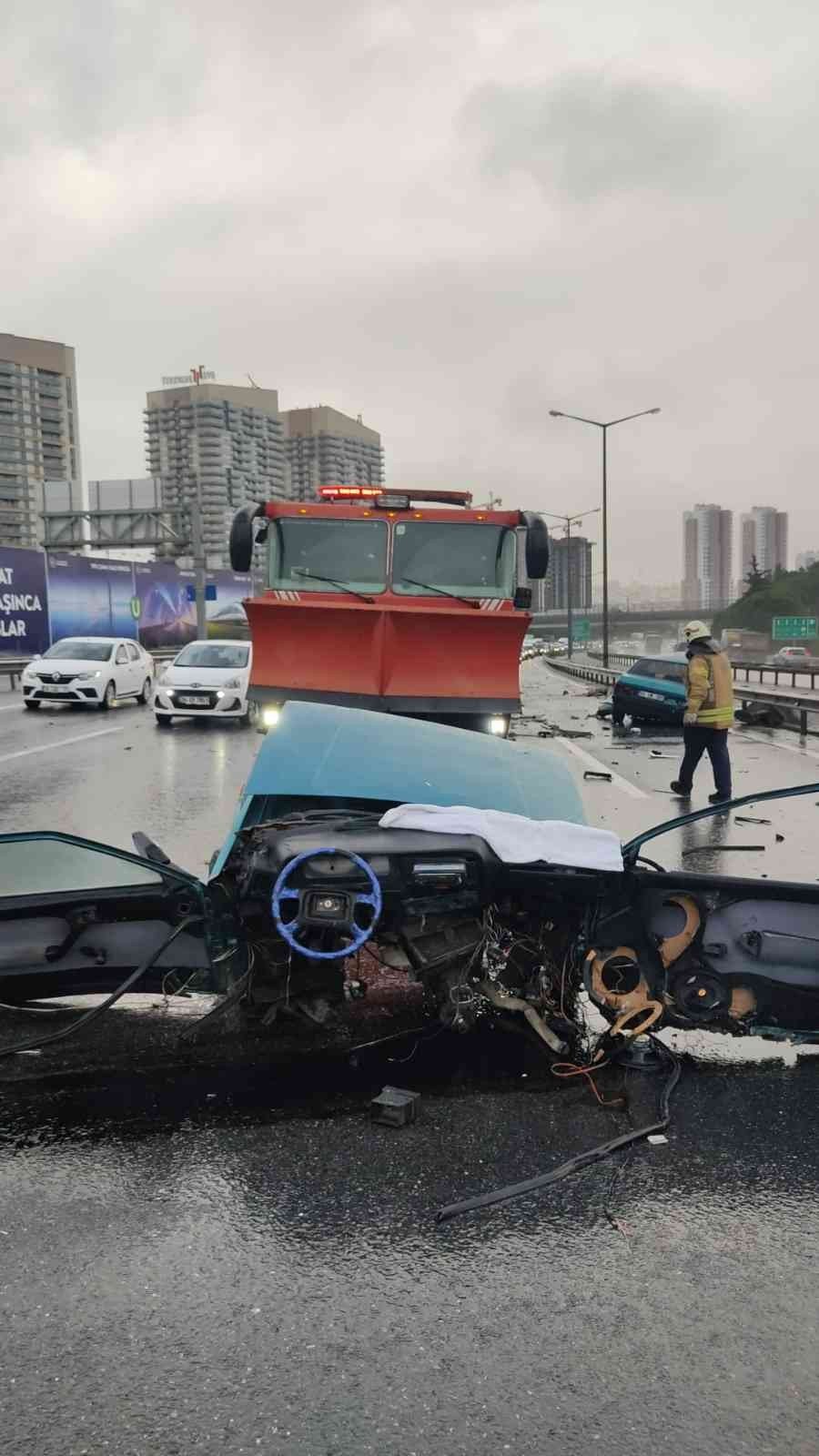 TEM Otoyolu’nda kaza yapan otomobil ikiye bölündü: 2 yaralı