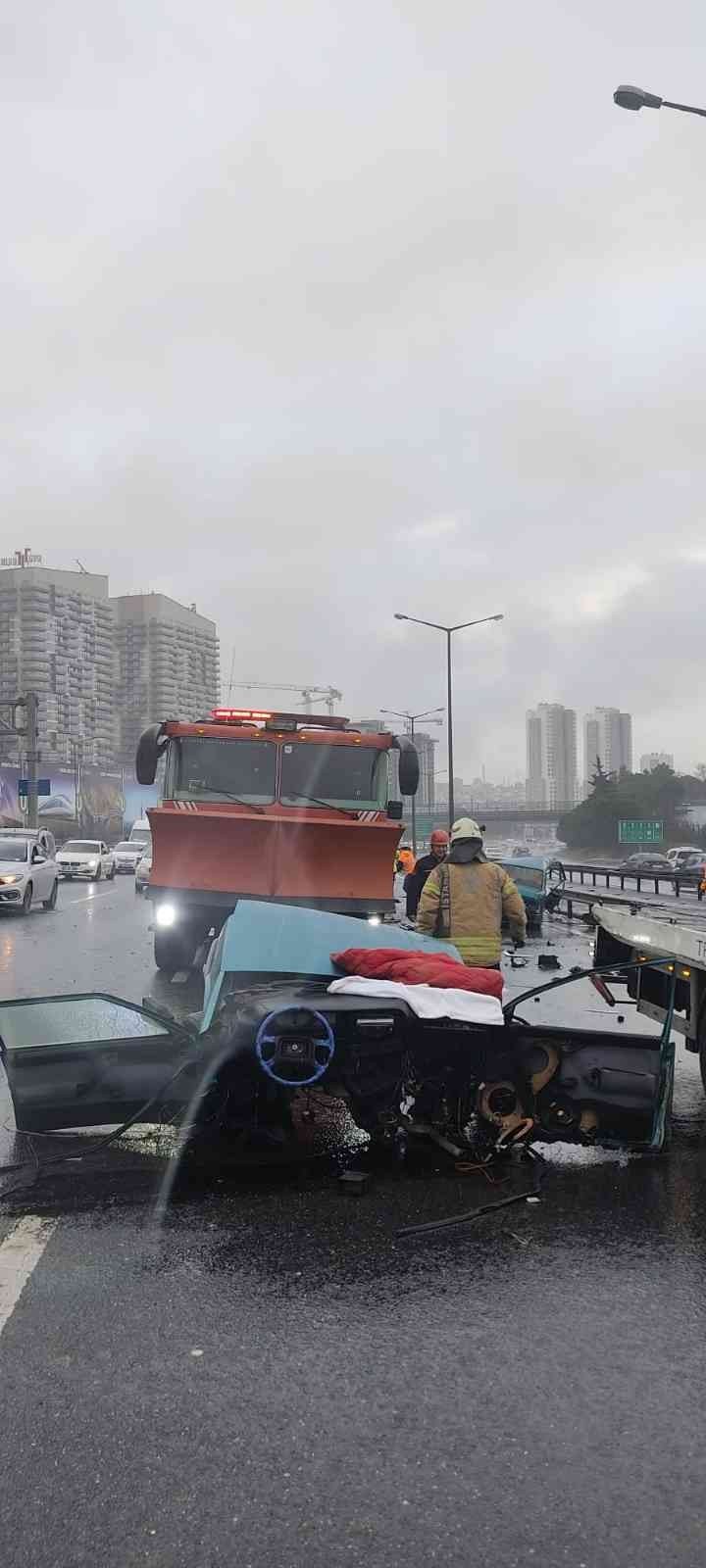 TEM Otoyolu’nda kaza yapan otomobil ikiye bölündü: 2 yaralı