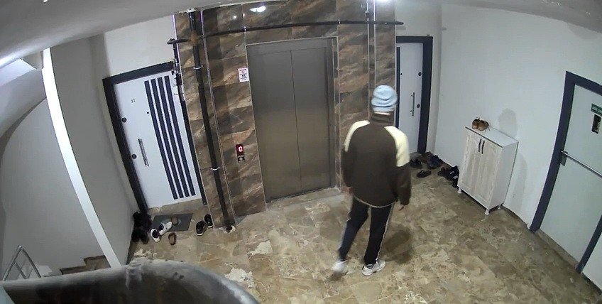 Ayakkabı hırsızı kameralara yakalandı