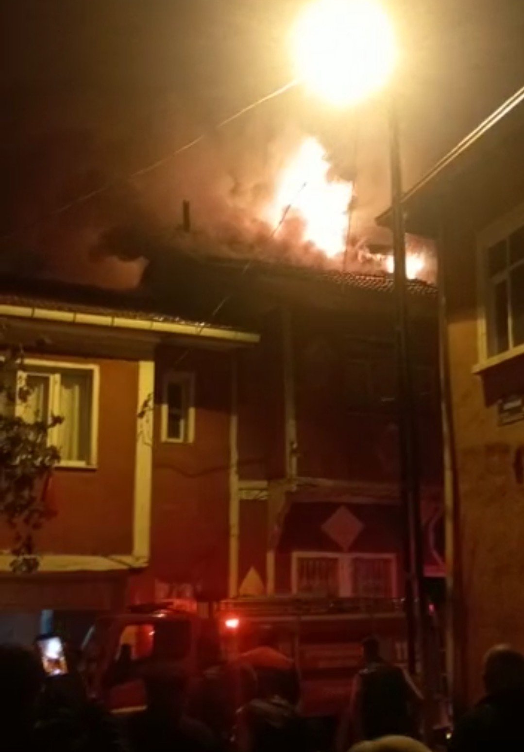 Müstakil evde çıkan yangın geceyi aydınlattı