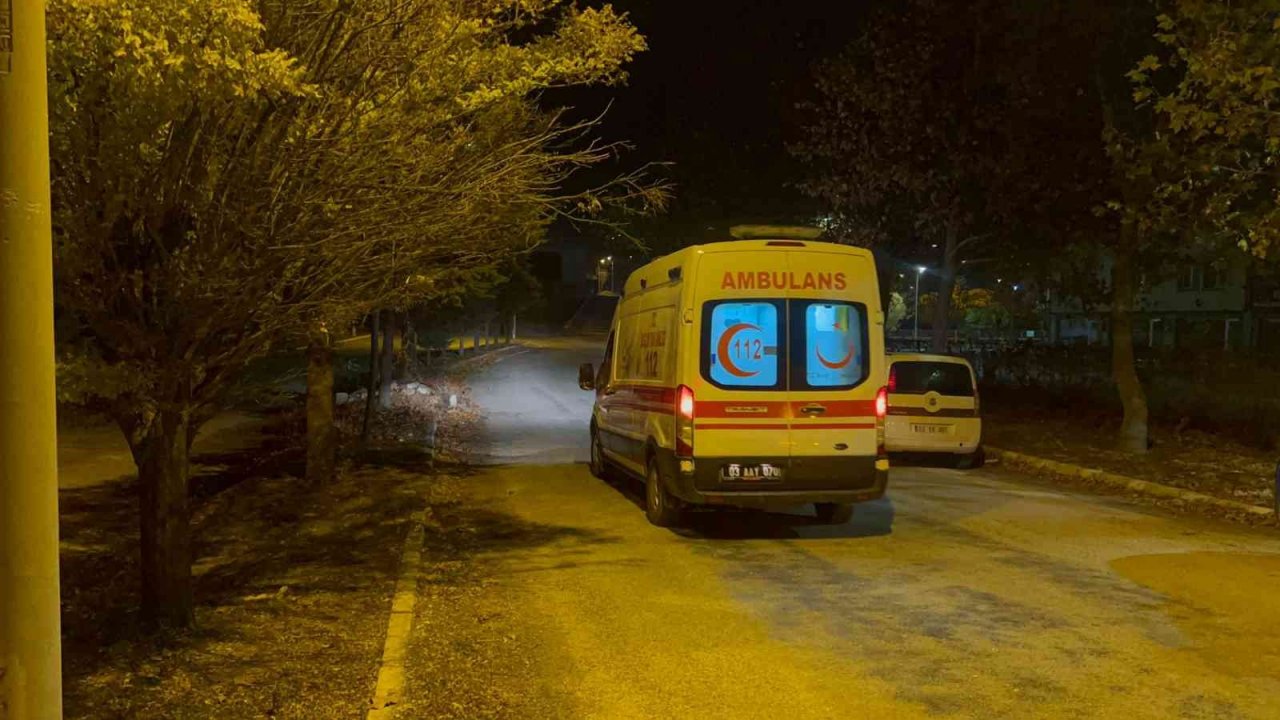 Takla atıp ters dönen araçta 3 kişi yaralandı