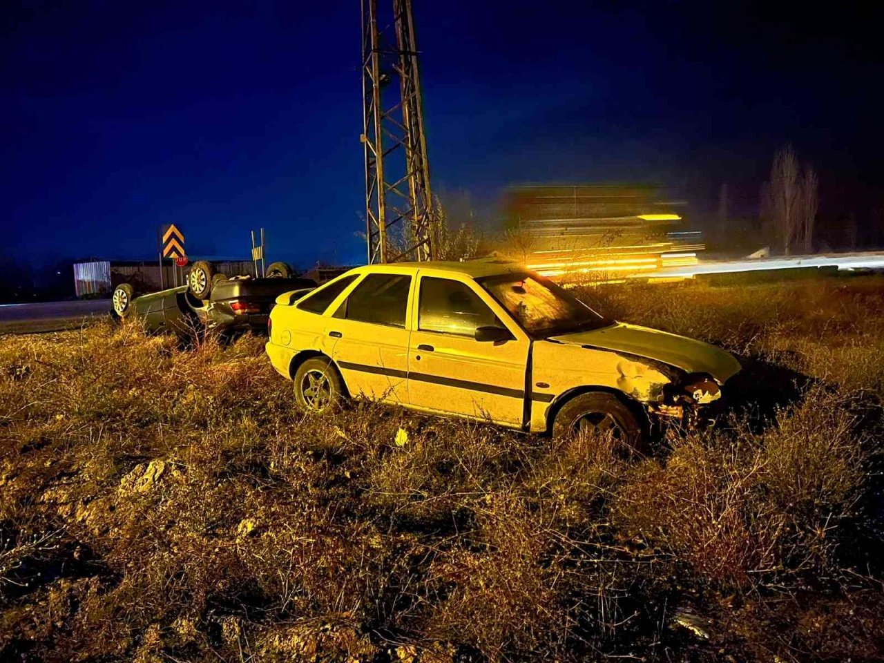 Takla atıp ters dönen araçta 3 kişi yaralandı