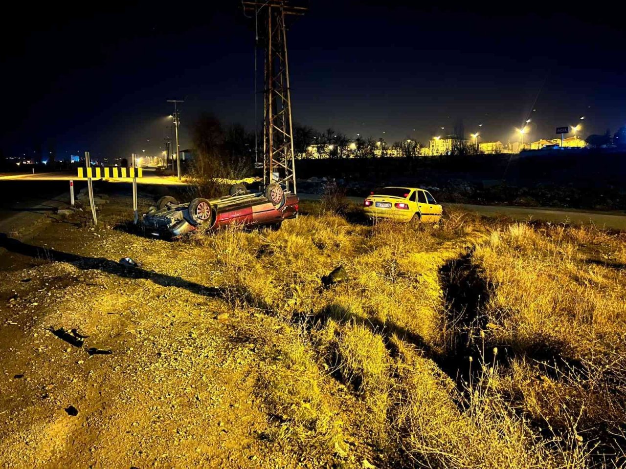 Takla atıp ters dönen araçta 3 kişi yaralandı