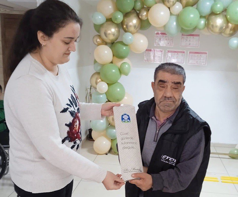 Özel birey ve ailelerinin hediye sevinci