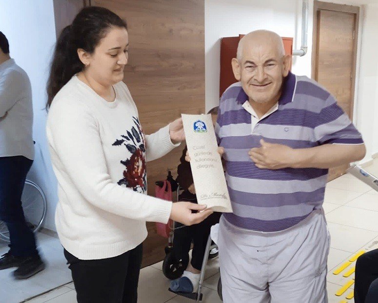 Özel birey ve ailelerinin hediye sevinci