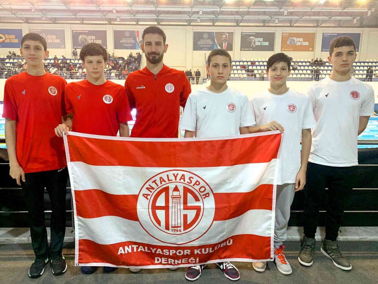 Antalyasporlu yüzücülerden beşte beş