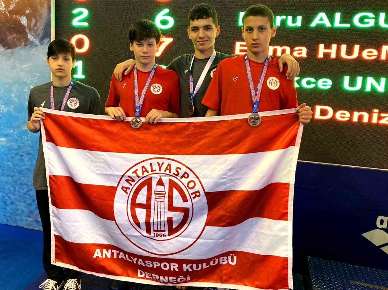 Antalyasporlu yüzücülerden beşte beş