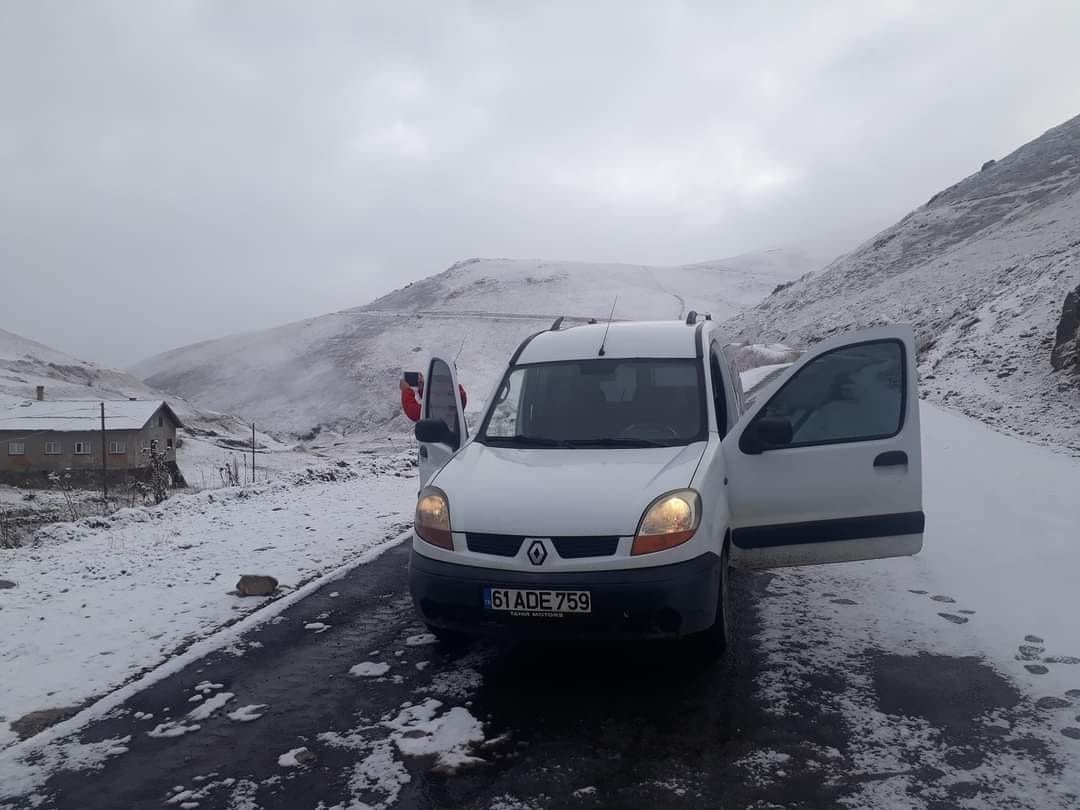 Bayburt’un yüksek kesimlerinde kar yağışı etkili oldu