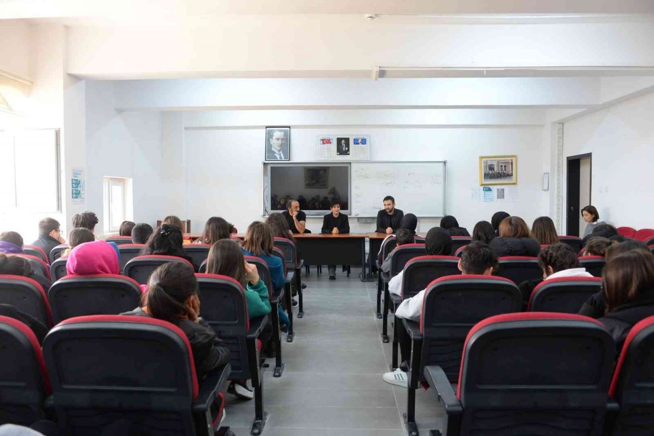 Öğrencilerle sanat dolu sohbet