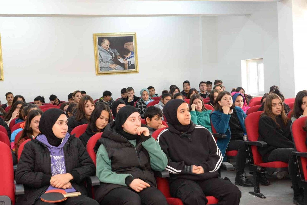 Öğrencilerle sanat dolu sohbet