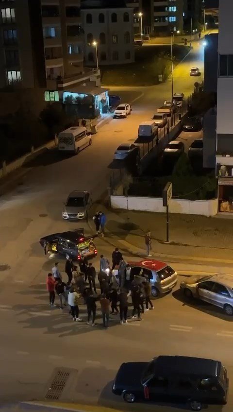 Böyle eğlence olmaz..Yarı otomatik tüfekle havaya defalarca ateş açtı