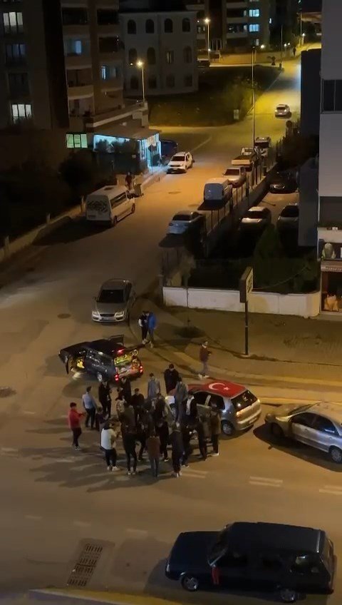 Böyle eğlence olmaz..Yarı otomatik tüfekle havaya defalarca ateş açtı