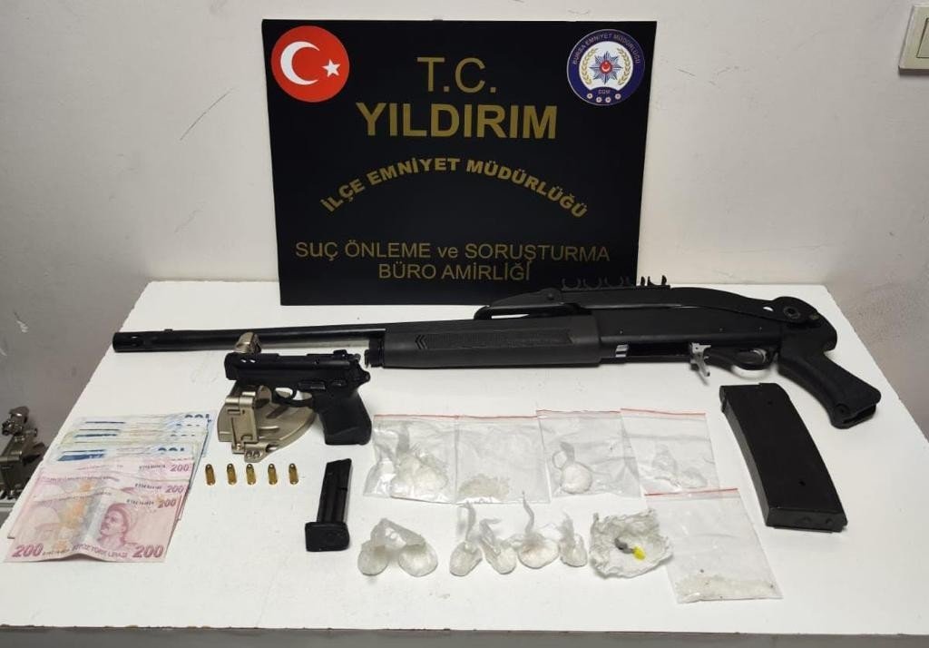 Polisten kaçan şüpheliler 4 otomobile çarparak durabildi