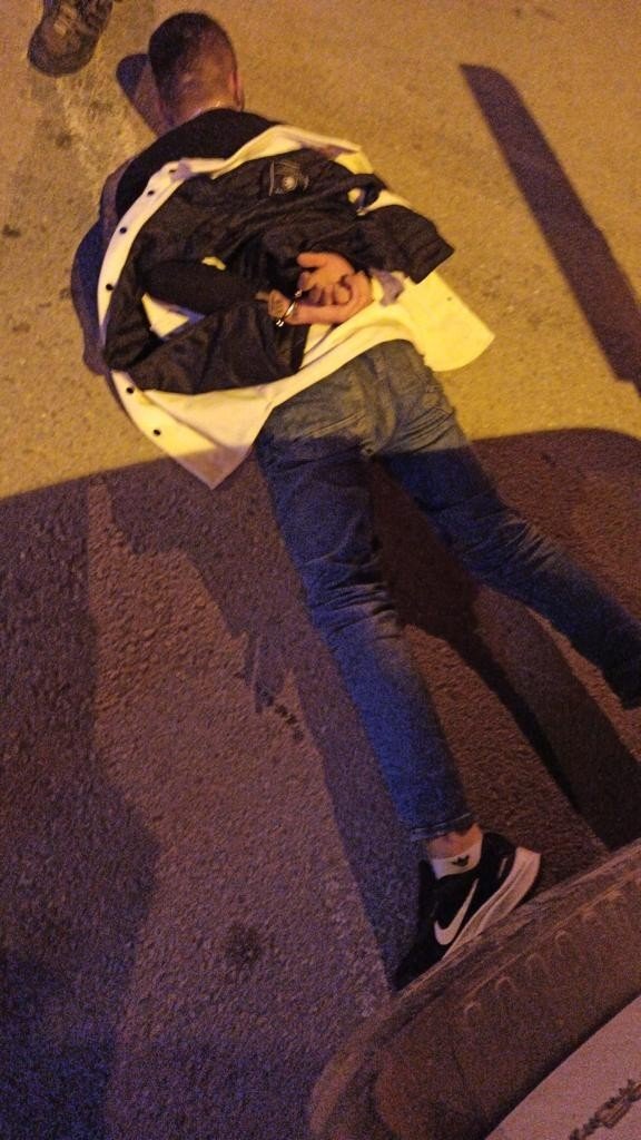 Polisten kaçan şüpheliler 4 otomobile çarparak durabildi