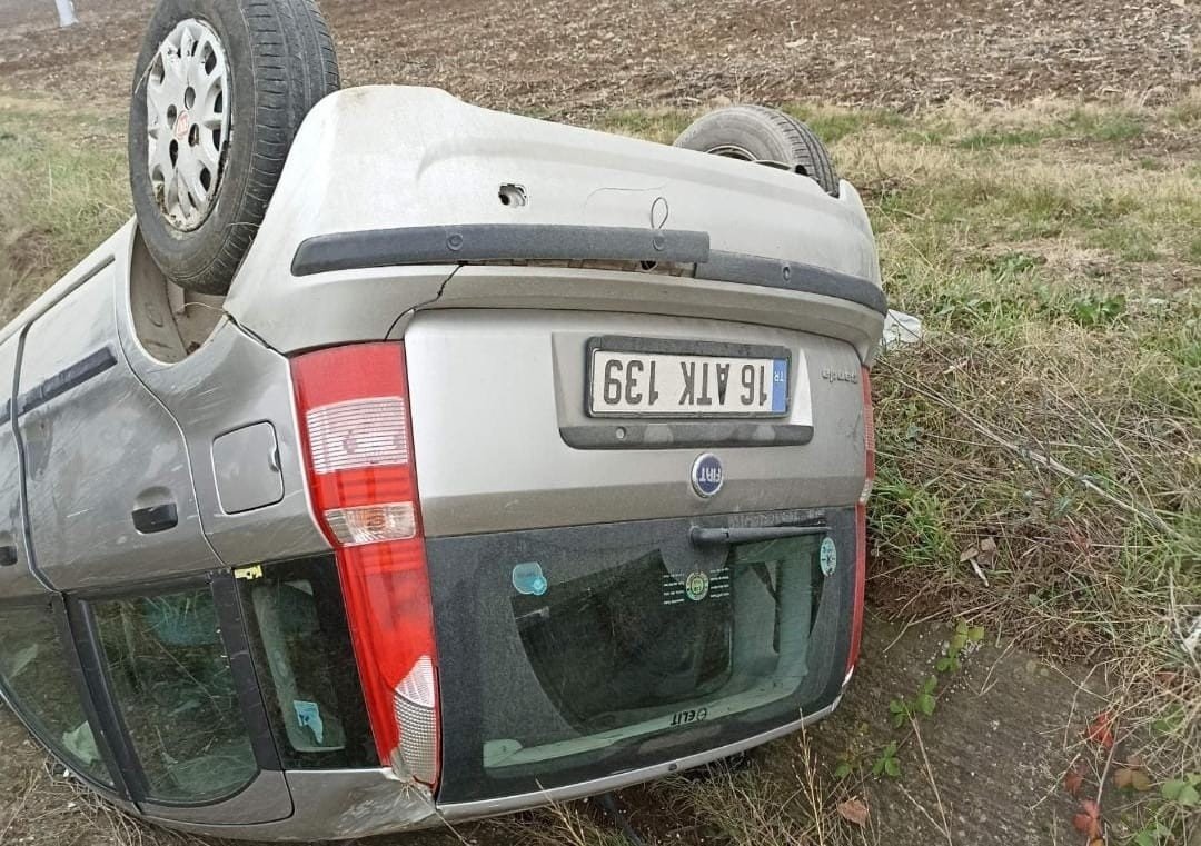 Kanala düşen otomobilden sağ çıktılar