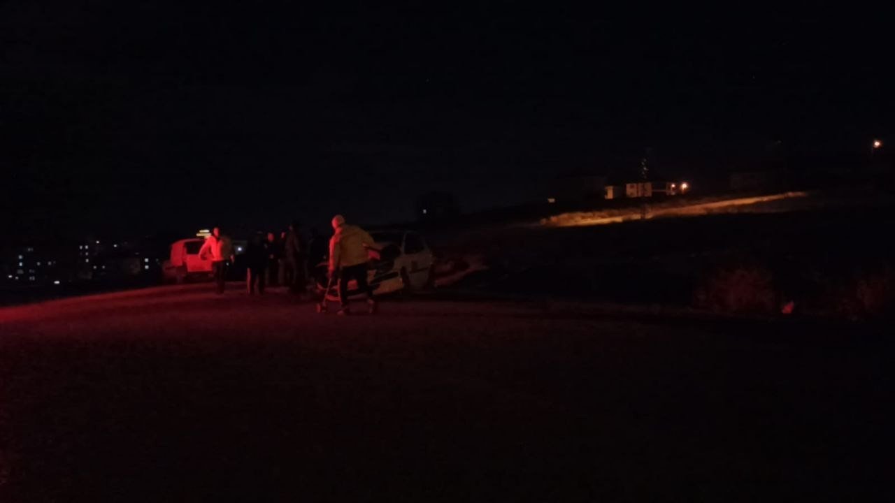 Kontrolden çıkan araç park halindeki otomobile çarptı: 2 yaralı