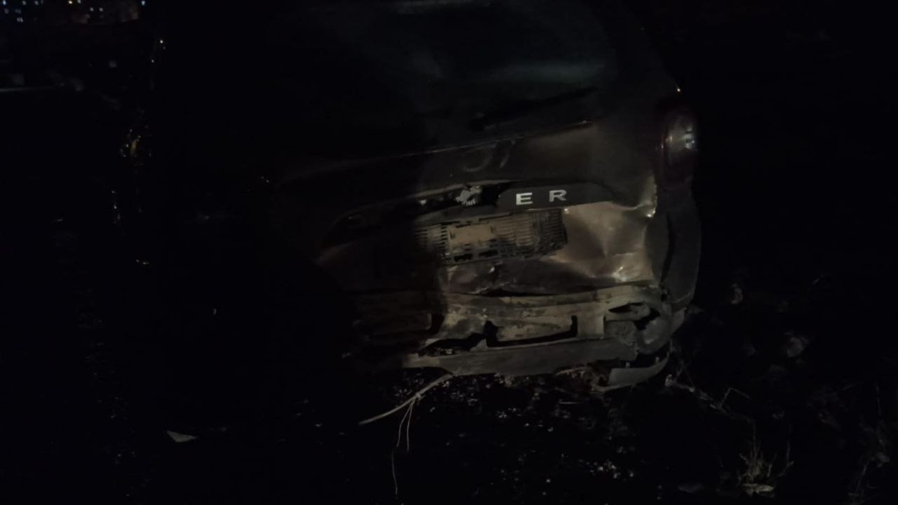 Kontrolden çıkan araç park halindeki otomobile çarptı: 2 yaralı