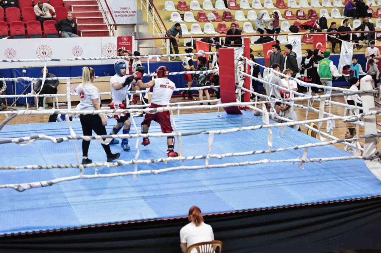 Nefes kesen kick boks heyecanı Denizli’de yaşandı