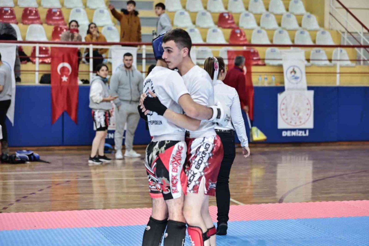 Nefes kesen kick boks heyecanı Denizli’de yaşandı
