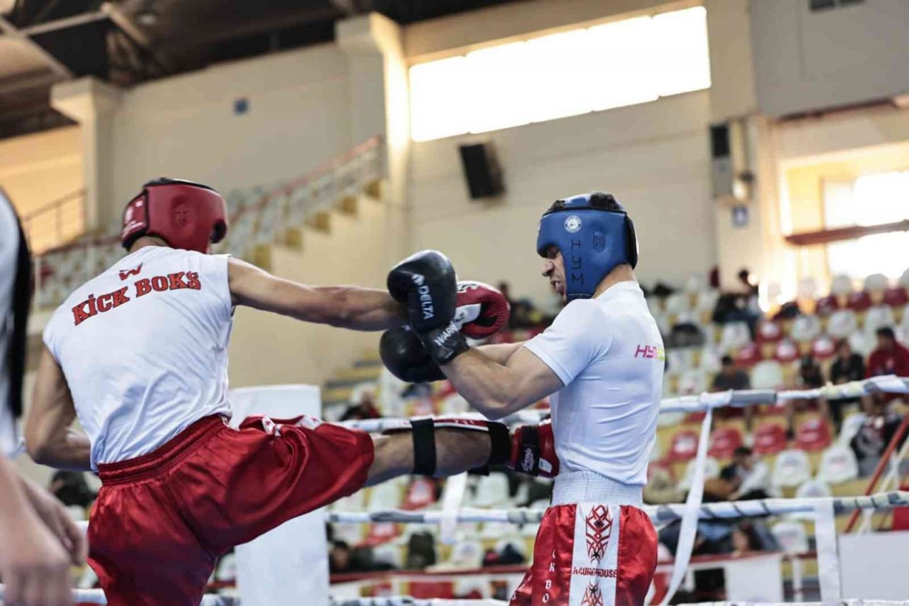 Nefes kesen kick boks heyecanı Denizli’de yaşandı