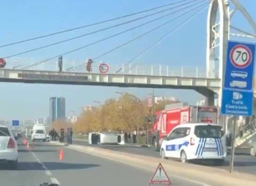 Direksiyon hakimiyetini kaybetti, refüje çarparak başka aracın üzerine düştü