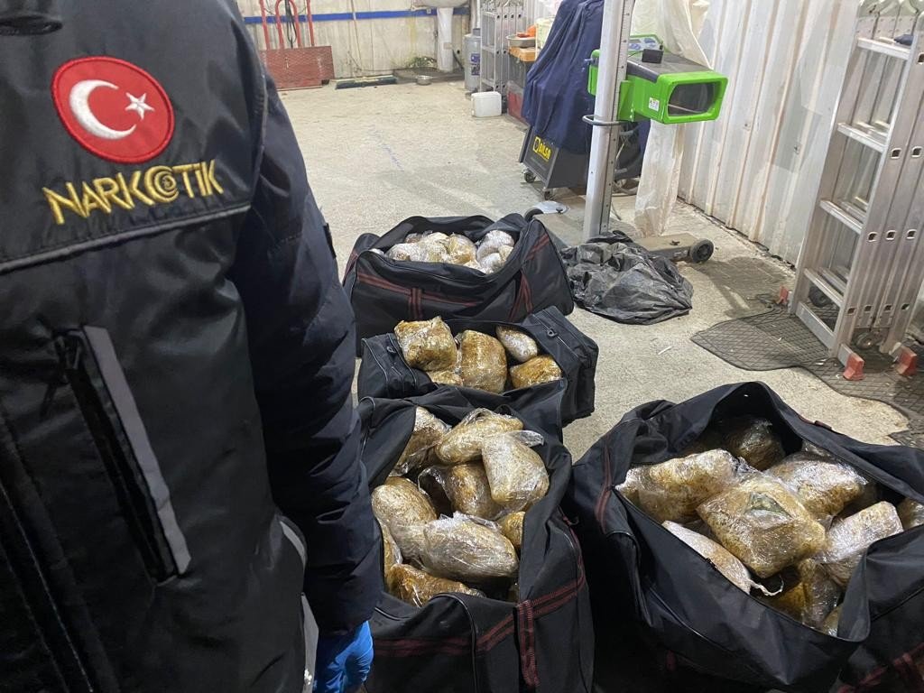 Kargo aracında valizlerin içinden torba torba uyuşturucu çıktı