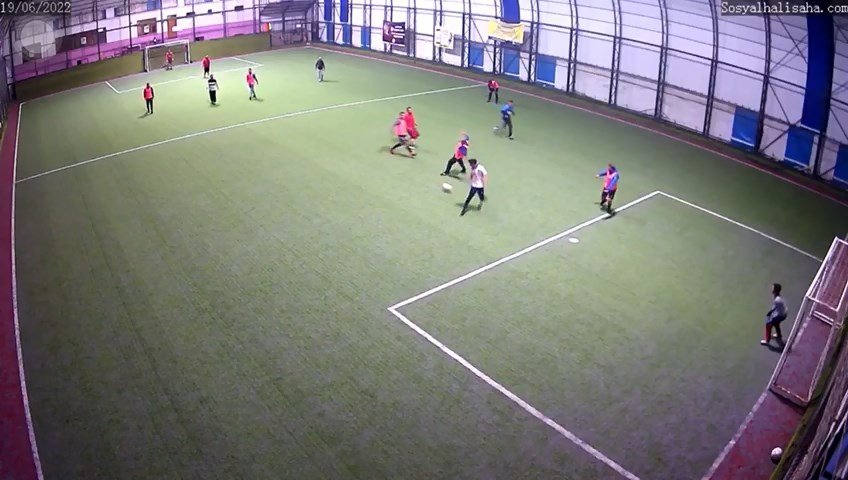 Halı saha maçındaki estetik gol, binlerce beğeni aldı