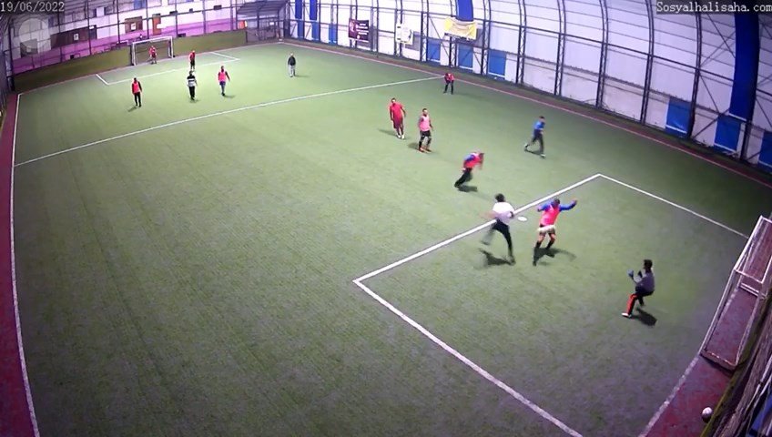 Halı saha maçındaki estetik gol, binlerce beğeni aldı