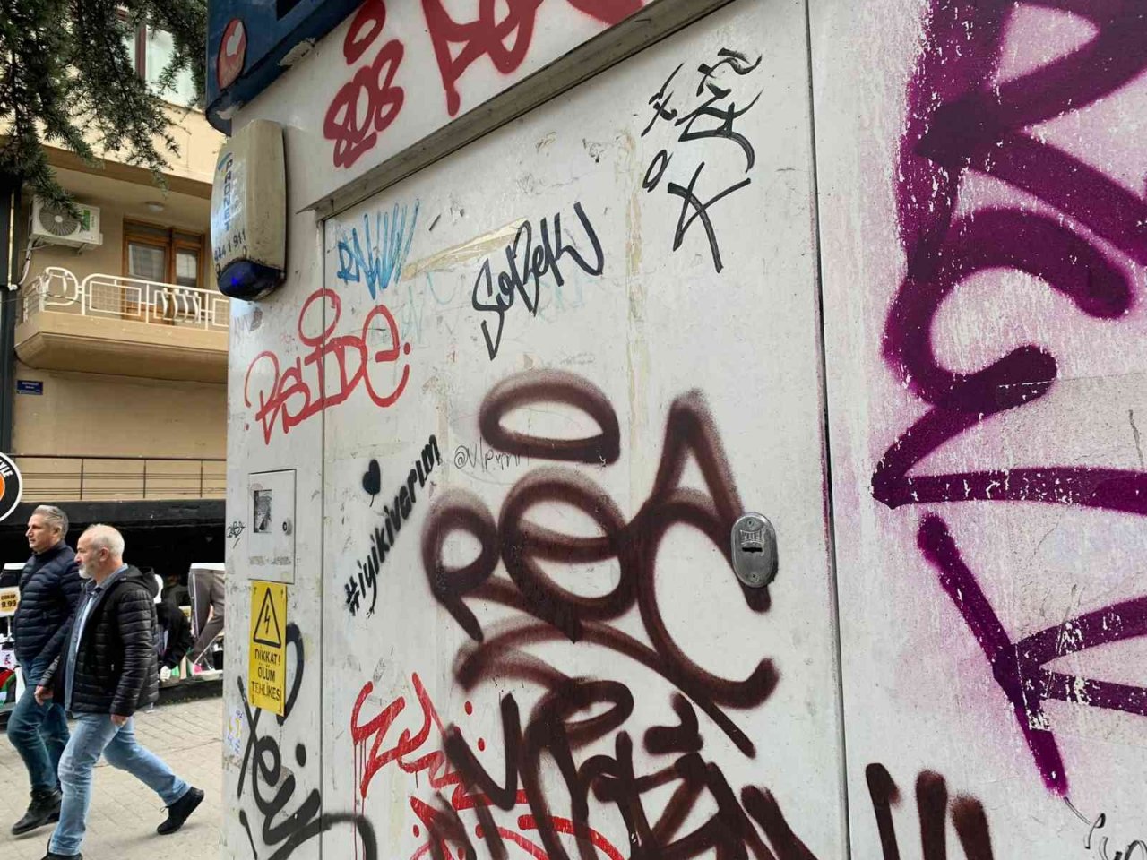 ATM’ler vandalların hedefi oldu