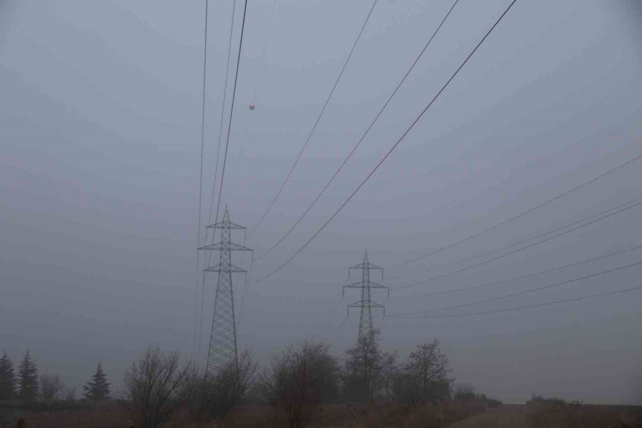 Yüksek gerilim hattı üzerine çöken sis güzel manzara oluşturdu