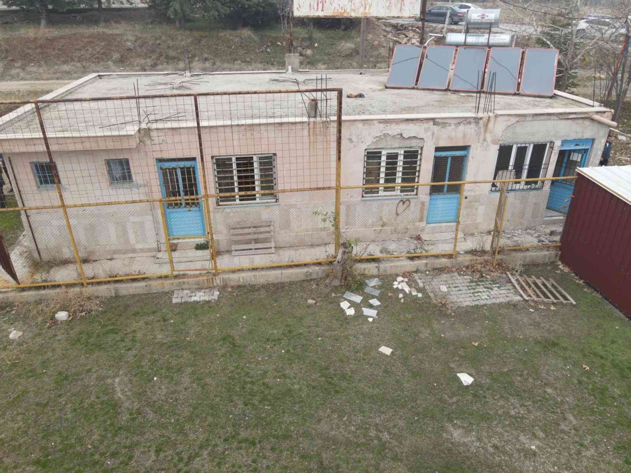 Atıl hale gelen futbol sahası yeniden hizmete kazandırılıyor