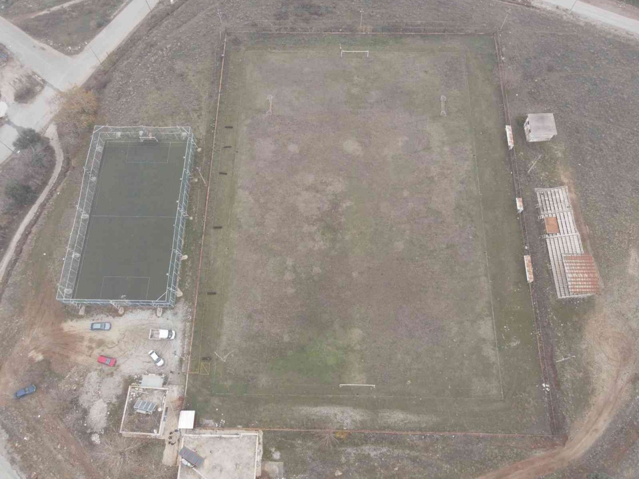 Atıl hale gelen futbol sahası yeniden hizmete kazandırılıyor