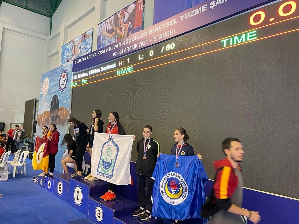 Genç yüzücüler umut verdi