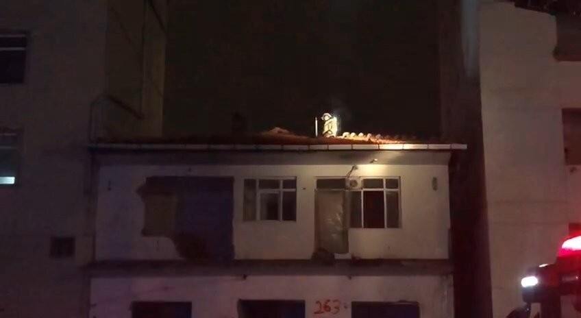 Pendik’te metruk binada korkutan yangın