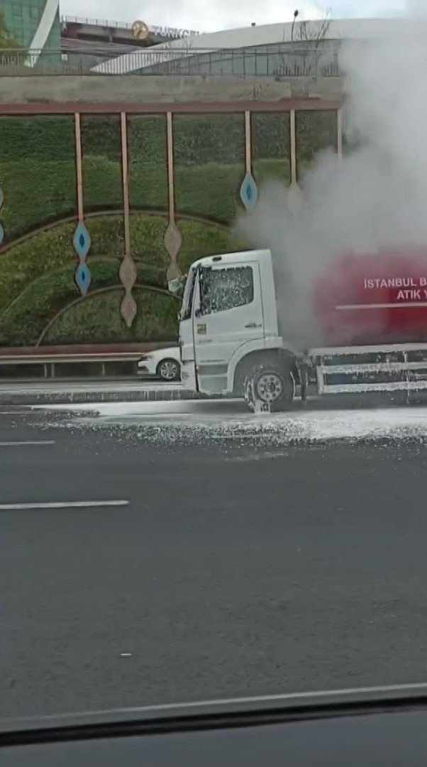 Maltepe’de, İBB’nin atık yağ taşıma tankerinde korkutan yangın