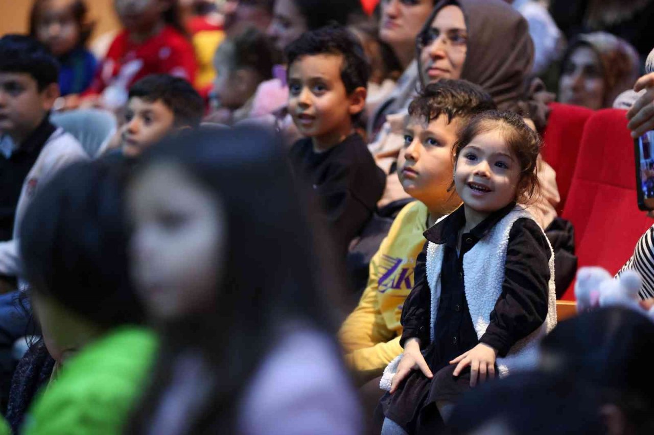 Buca’da minikler "Neşeli Orman Dostları" isimli tiyatro oyunu ile eğlendi