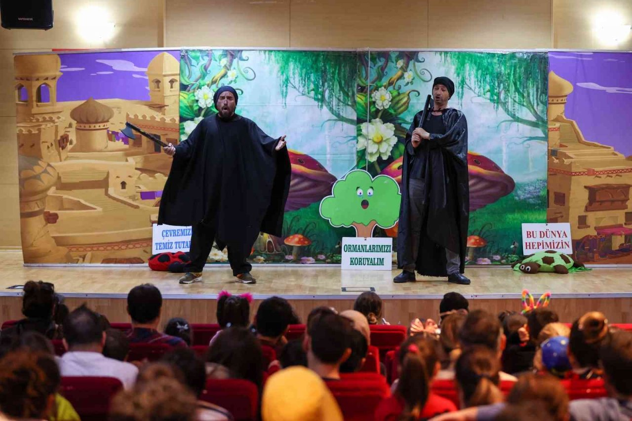 Buca’da minikler "Neşeli Orman Dostları" isimli tiyatro oyunu ile eğlendi