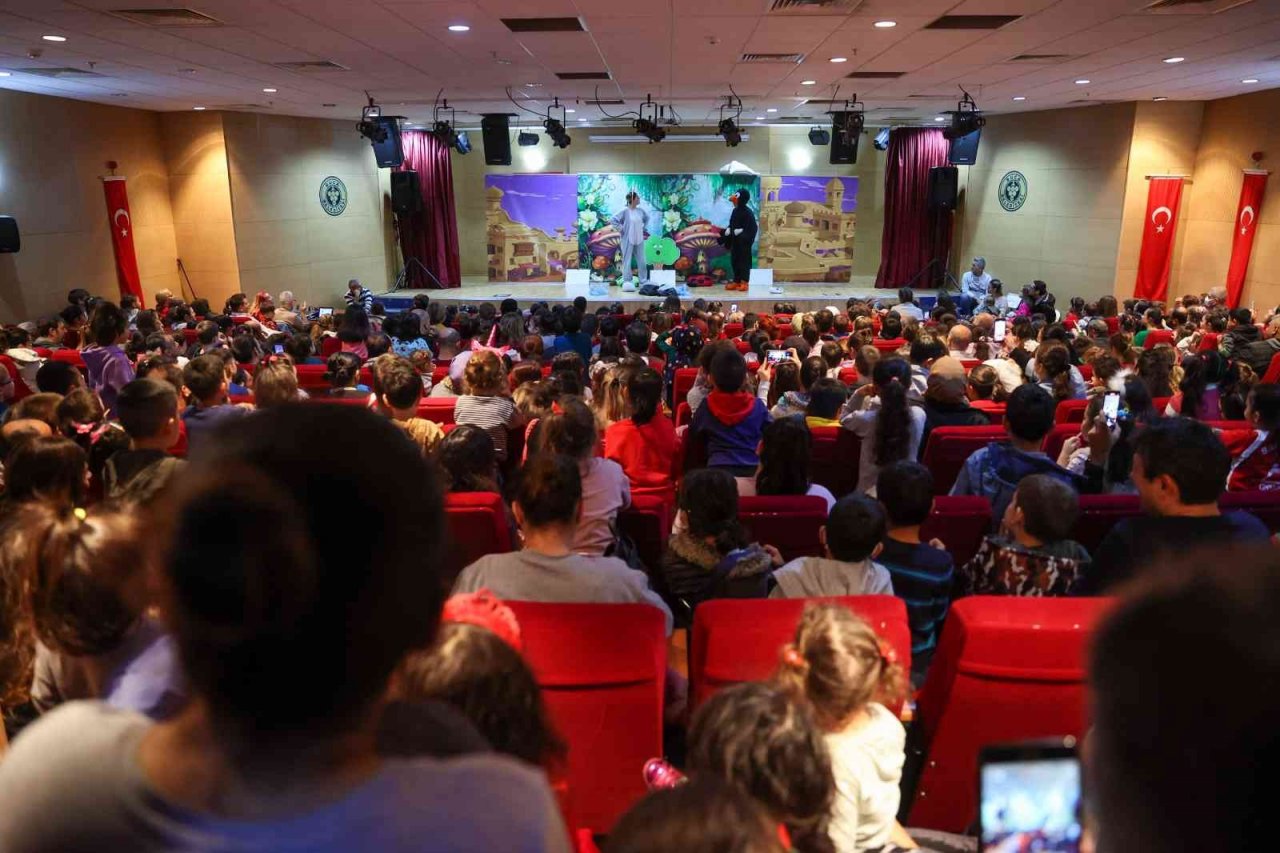 Buca’da minikler "Neşeli Orman Dostları" isimli tiyatro oyunu ile eğlendi